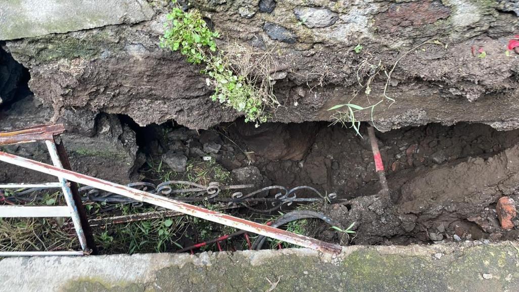 Socavón daña dos viviendas en Xochimilco, autoridades cercan la zona