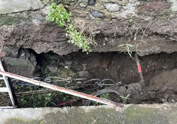 Socavón daña dos viviendas en Xochimilco, autoridades cercan la zona