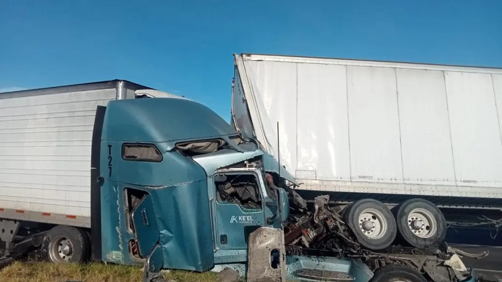 Accidente carretero entre 5 tractocamiones deja 2 lesionados en Sabinas Hidalgo