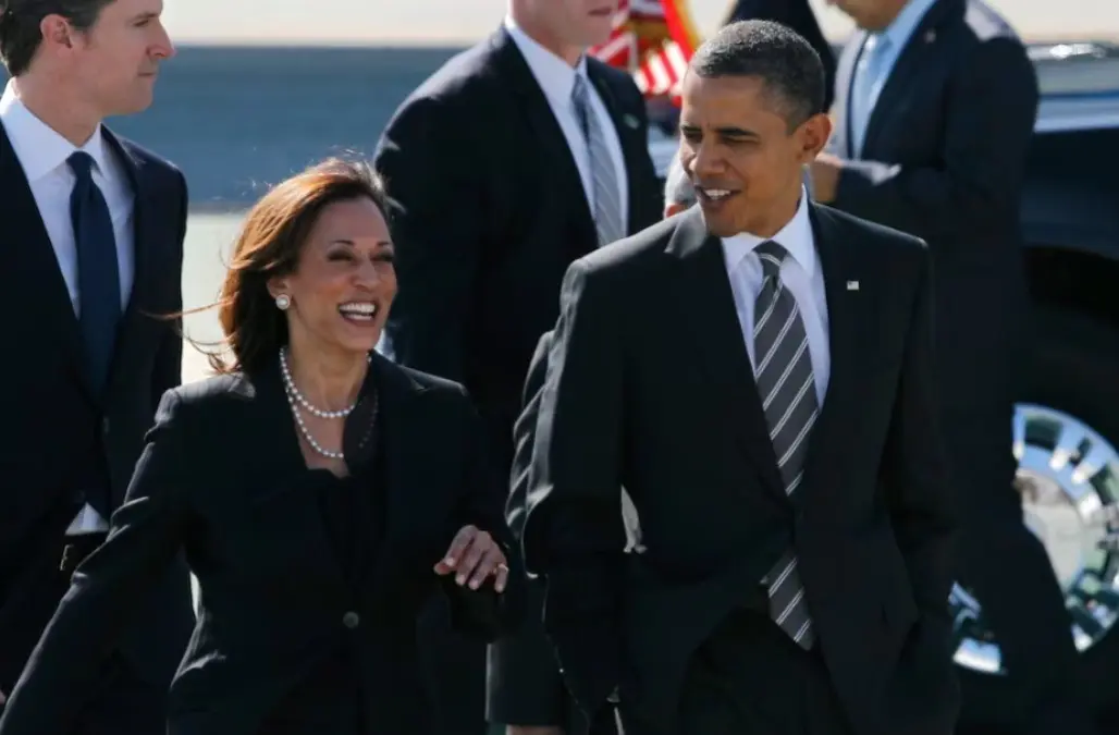 Barack Obama y Kamala Harris en un evento en el 2015 por California. Foto: EL PAÍS.