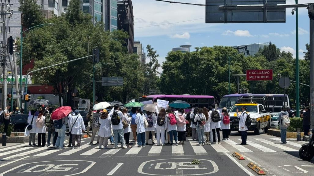 Estudiantes de medicina marchan a CU, se oponen a nuevos lineamientos