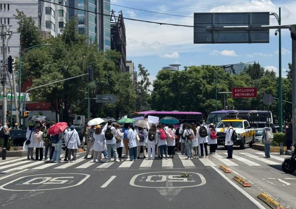 Estudiantes de medicina marchan a CU, se oponen a nuevos lineamientos