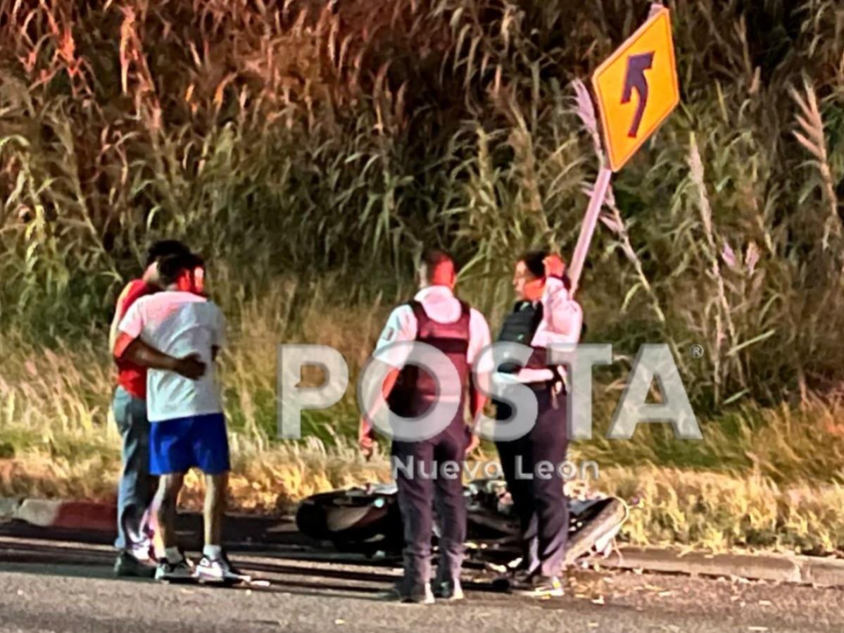 Paramédicos atendiendo al motociclista que murió tras el accidente. Foto: Raymundo Elizalde.