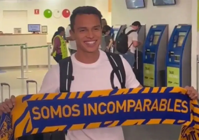 Osvaldo Rodríguez en su arribo a Nuevo León para reportar con Tigres de la UANL. Foto: Claro Sports.