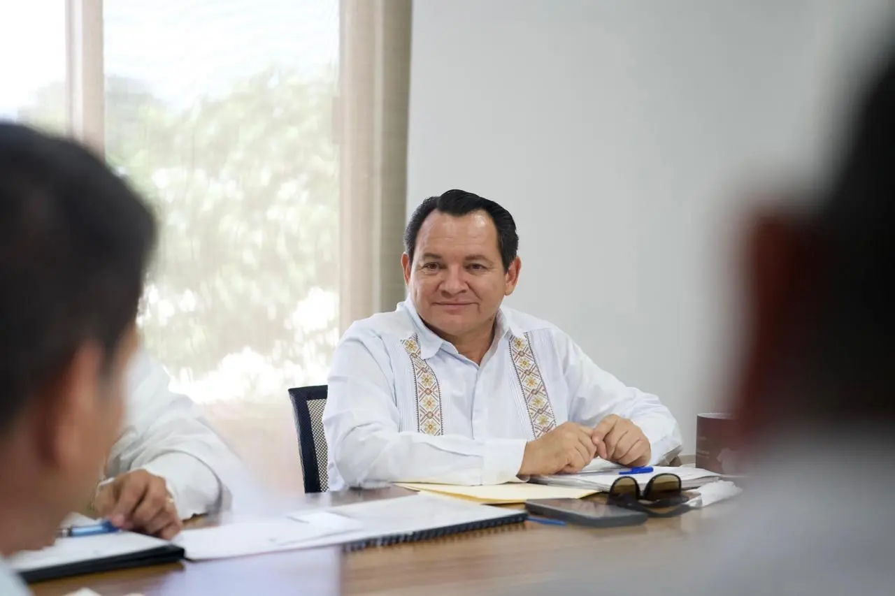 Díaz Mena y Almada Palafox abordan estrategias para la pesca en Yucatán. Foto: Cortesía