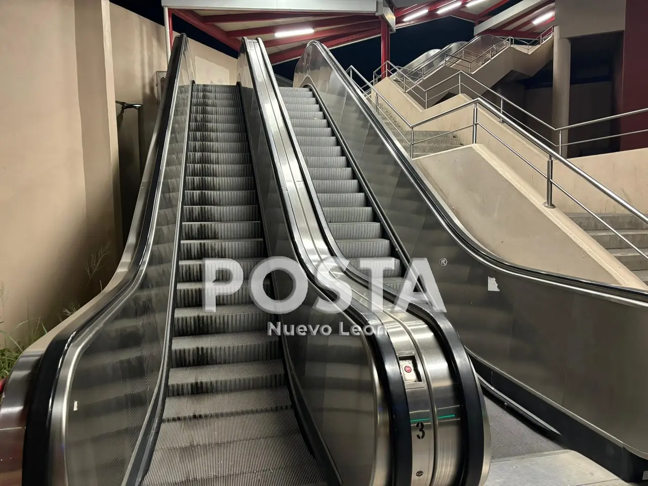 Siguiendo con el recorrido, en la Línea 2, llegamos a la estación Regina en la que no estaban funcionando las escaleras eléctricas y además el olor a orines era muy intenso. FOTO: POSTA.