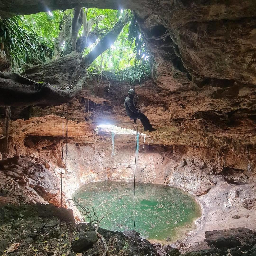 Especialistas viajaron a la comunidad de Xocen para revisar las condiciones en las que quedó un cenote tras la formación de un socavón a inicios del mes de agosto.- Foto de Erick Sosa Rodríguez