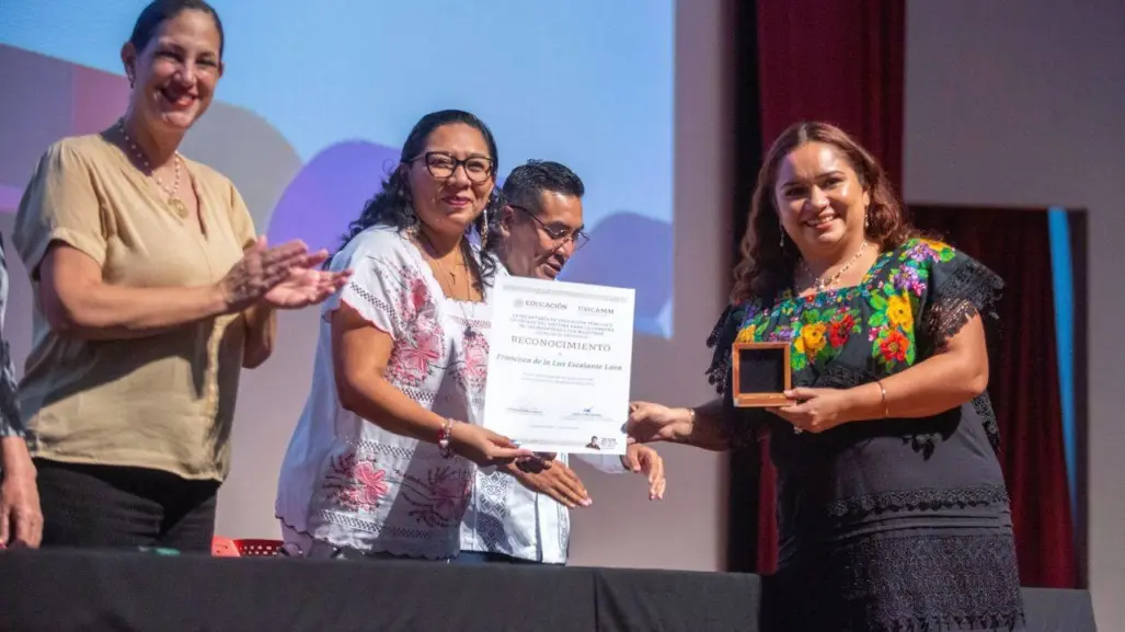 Reconocen a docentes destacados por su práctica educativa