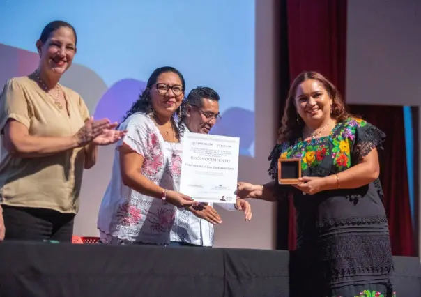 Reconocen a docentes destacados por su práctica educativa