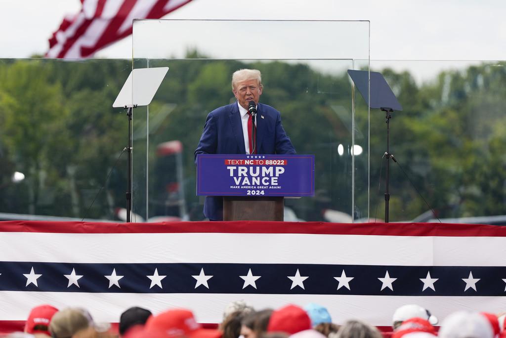 El candidato presidencial republicano Donald Trump durante un acto de campaña en el Museo de la Aviación de Carolina del Norte, el miércoles 21 de agosto de 2024, en Asheboro, Carolina del Norte. (AP Foto/Julia Nikhinson)