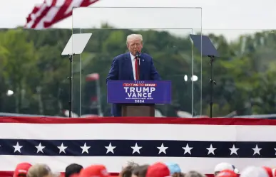 ¿Miedo? Trump da primer discurso público cubierto de cristal antibalas