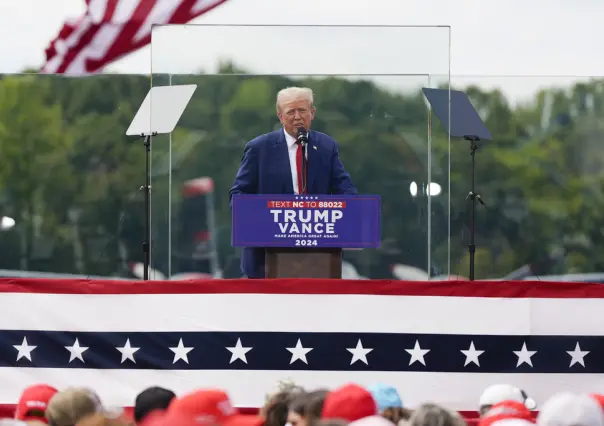 ¿Miedo? Trump da primer discurso público cubierto de cristal antibalas