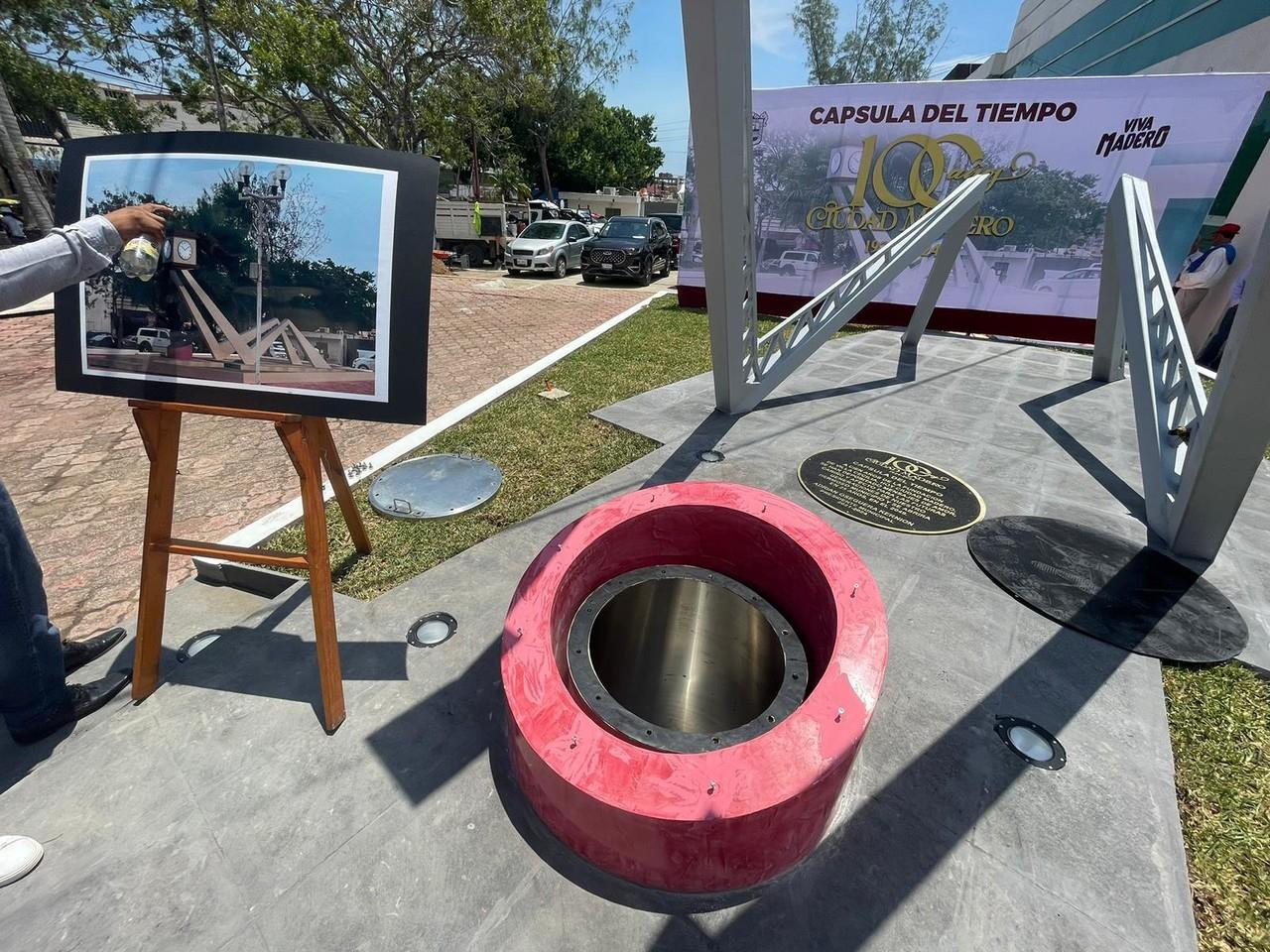 Como parte de las actividades por el centenario de Ciudad Madero, se inauguró la cápsula de tiempo del municipio en donde la comunidad pudo archivar  algún recuerdo, con el cual revivir momentos en el próximo 2049. Foto: Axel Hassel