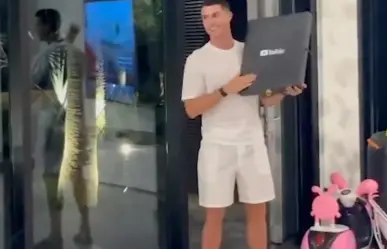 Cristiano Ronaldo recibe placa de 1 millón de suscriptores al abrir su canal