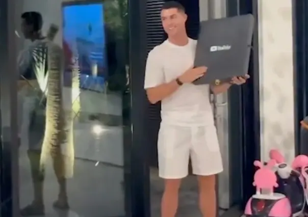 Cristiano Ronaldo recibe placa de 1 millón de suscriptores al abrir su canal