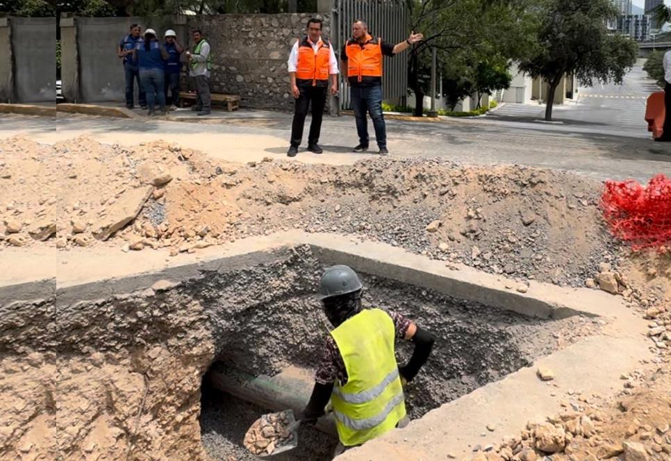 El alcalde Jesús Nava supervisó trabajos para reubicación de tubería hidráulica en Santa Catarina. Foto. Gobierno de Santa Catarina