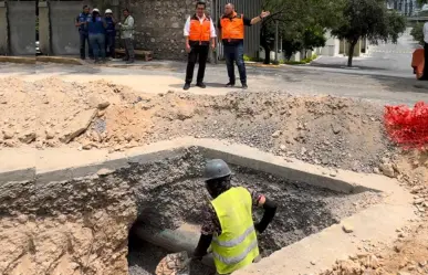 Jesús Nava supervisa trabajos de reubicación de tubería en Santa Catarina