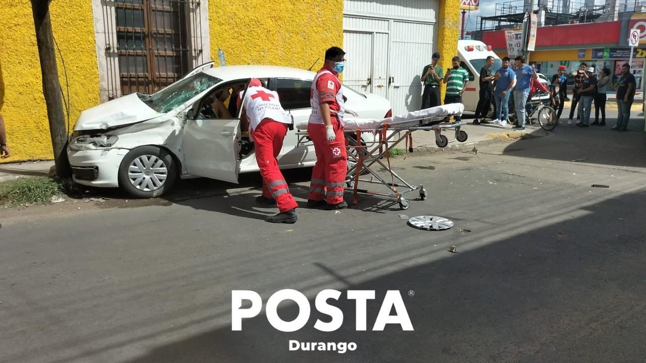 Mujer embarazada lesionada en un fuerte choque sobre calle Bravo. Foto: Especial/POSTAMX.