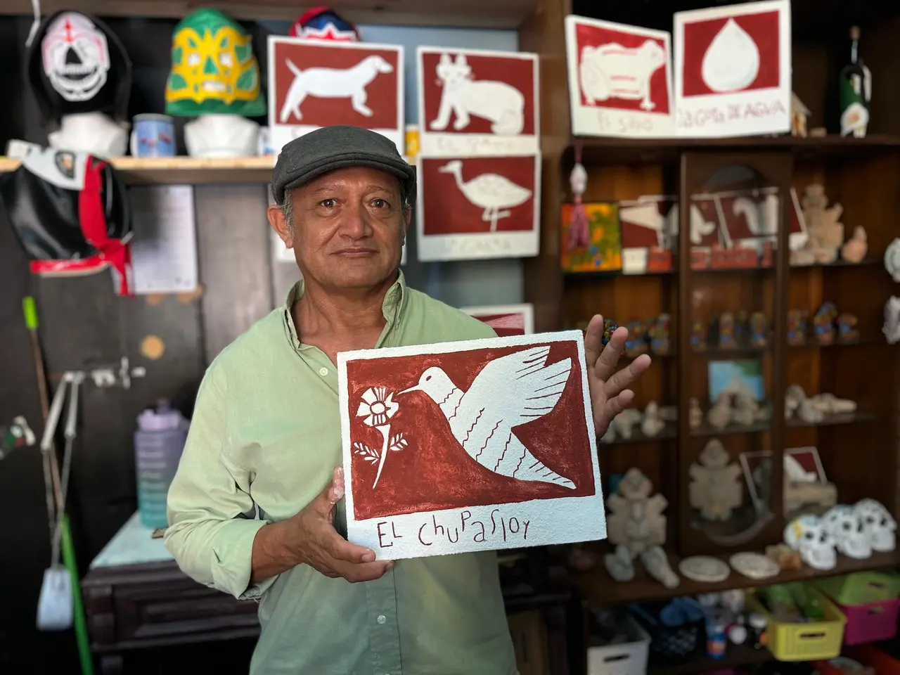 Originario de Sinanché, Yucatán, el artesano  Mario Quiñones Ayala crea réplicas de las placas de las esquinas de Mérida preservando un pedazo del patrimonio cultural de Mérida.- Foto de Irving Gil