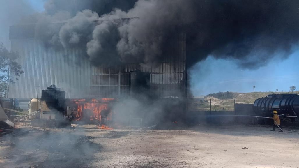 Arde planta tratadora de aceites en Cadereyta