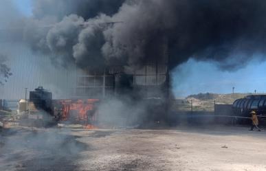 Arde planta tratadora de aceites en Cadereyta