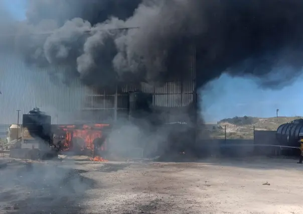 Arde planta tratadora de aceites en Cadereyta