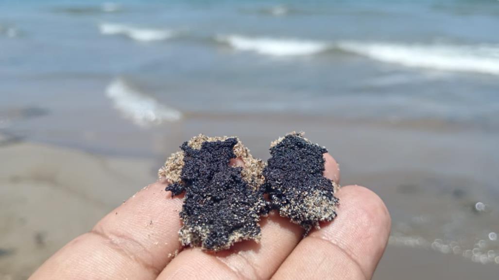 Recala petróleo crudo en playa en Paraíso Tabasco