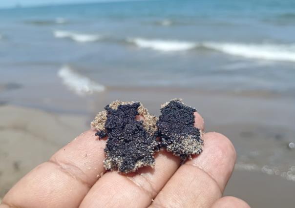 Recala petróleo crudo en playa en Paraíso Tabasco