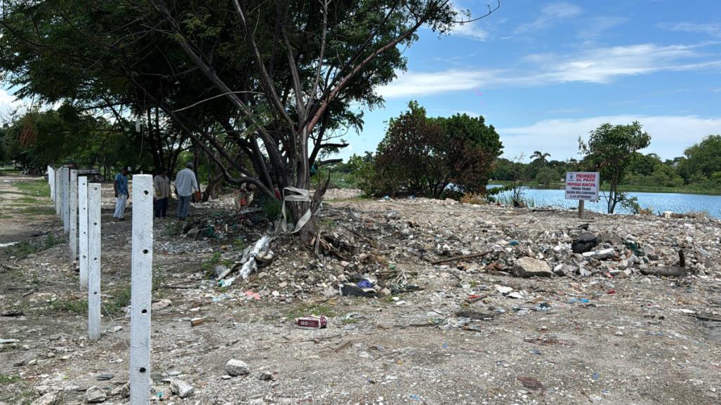 Invaden terrenos municipales para rellenar laguna en Madero