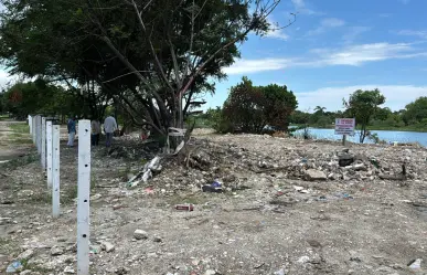 Invaden terrenos municipales para rellenar laguna en Madero