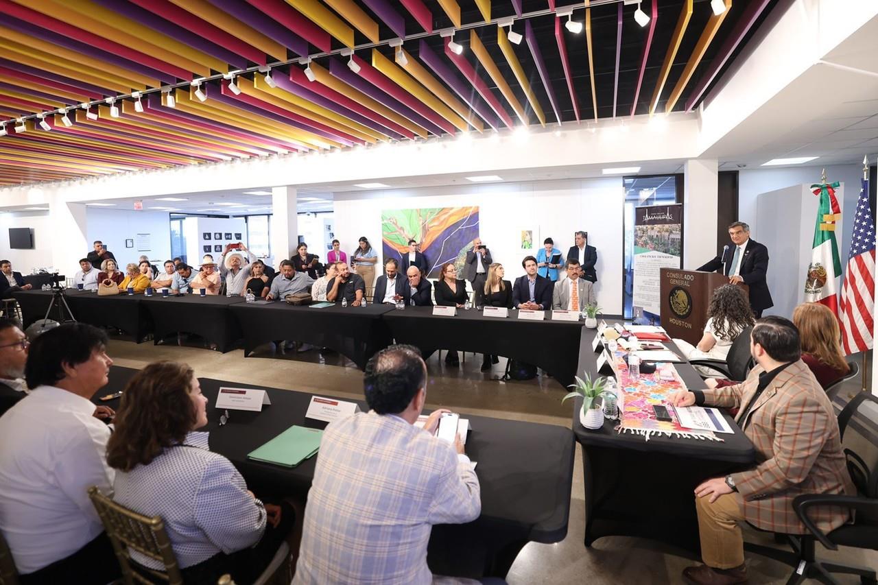 Américo Villarreal Anaya, se reunió este martes con la cónsul de México en Houston, María Elena Orantes López, líderes empresariales y organizaciones de migrantes tamaulipecos. Foto: Gobierno de Tamaulipas