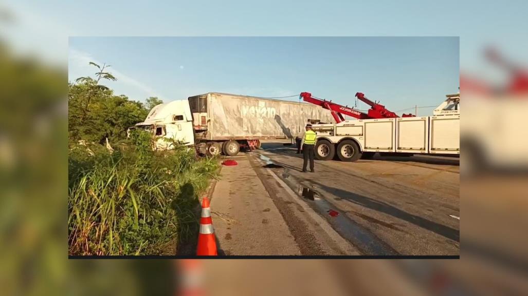 Volcadura de un tráiler bloquea la vía Mérida-Tetiz