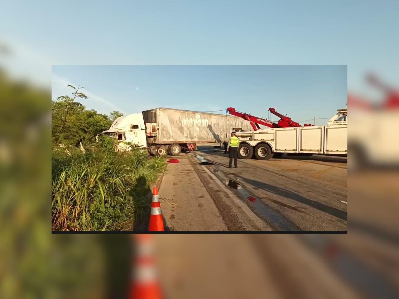 Un tráiler volcó la noche del martes bloqueando la vía Mérida-Tetiz a la altura de la gasolinera G500.- Foto de redes sociales