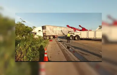 Volcadura de un tráiler bloquea la vía Mérida-Tetiz