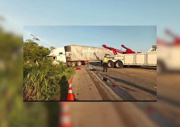 Volcadura de un tráiler bloquea la vía Mérida-Tetiz