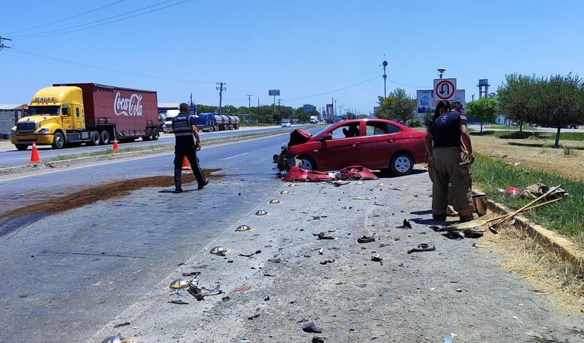 Elementos de Protección Civil Nuevo León brindaron ayuda tras el accidente carretero en Cadereyta. Foto: Jorge López