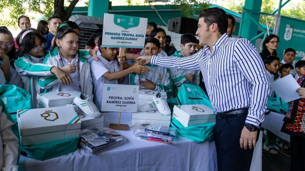 Entrega Samuel apoyos a alumnos de escuelas de tiempo completo