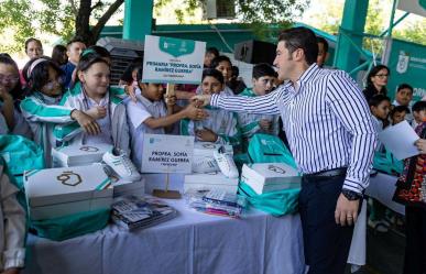 Entrega Samuel apoyos a alumnos de escuelas de tiempo completo