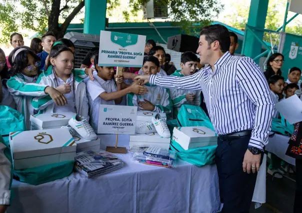 Entrega Samuel apoyos a alumnos de escuelas de tiempo completo