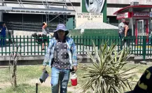 ¡Ante las altas temperaturas!, los regios se protegen como sea del sol