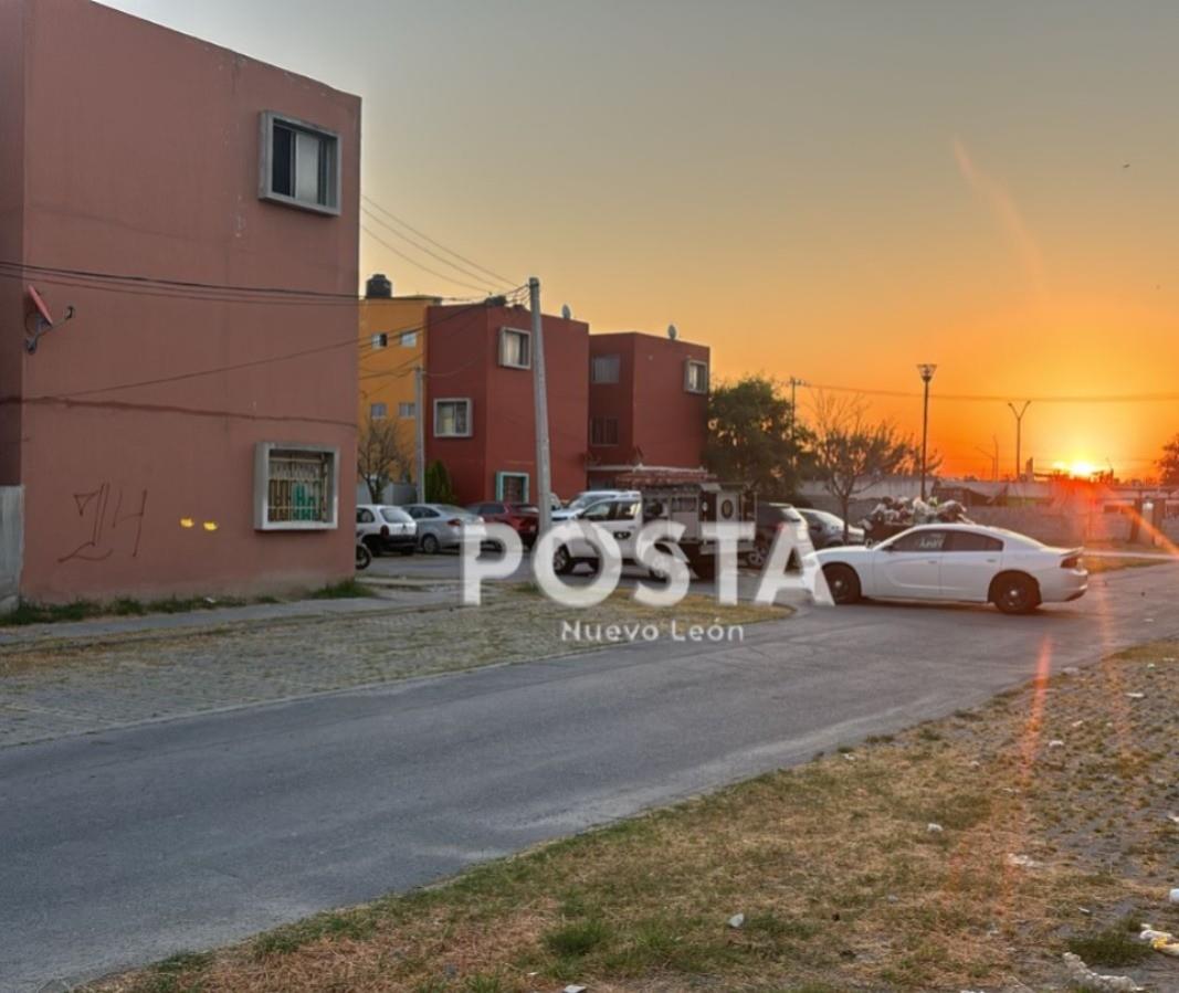 Policías municipales y elementos de Protección Civil en la zona donde fueron ejecutados dos hombres. Foto: Raymundo Elizalde.