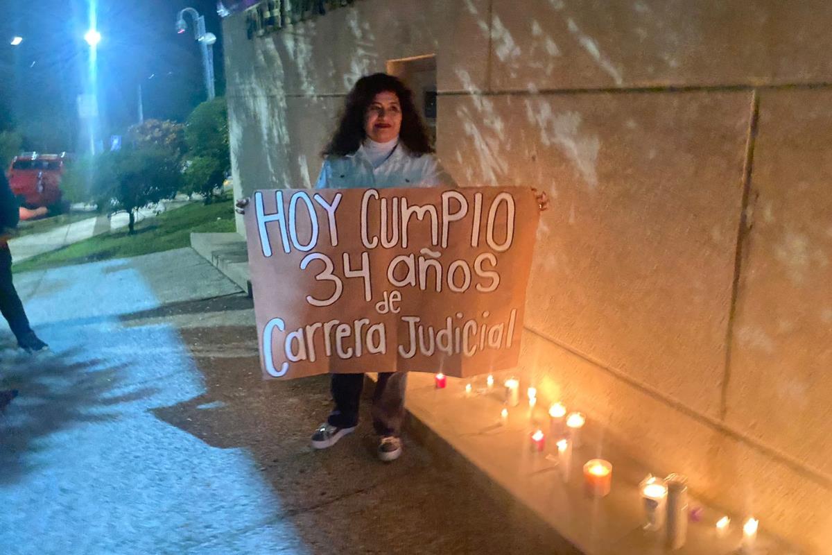 Con veladoras, secretarios, auxiliares, jueces y magistrados protestaron a la medianoche. Créditos: Rosalinda Morales.