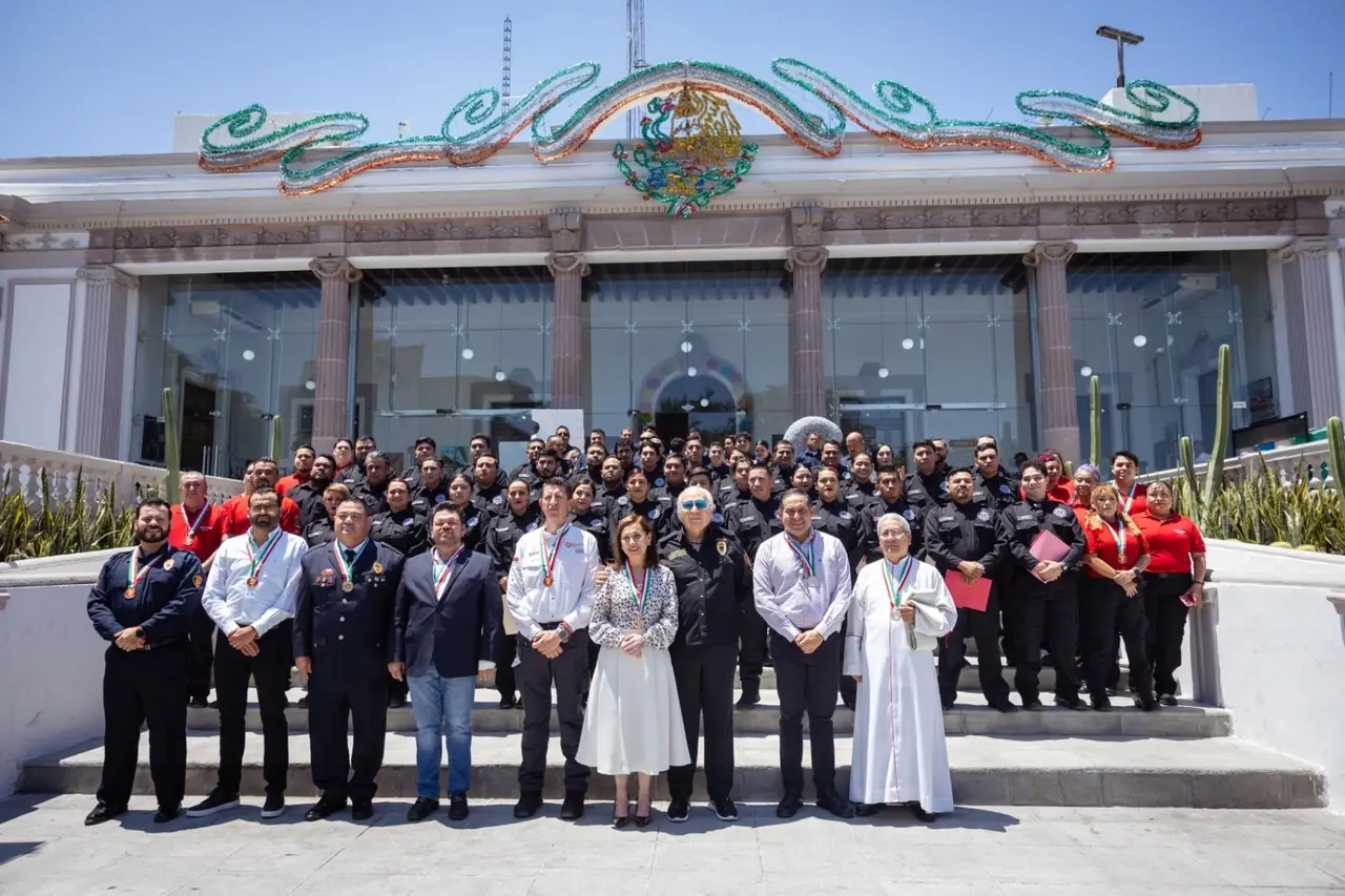 La Alcaldesa de Guadalupe, Cristina Díaz, junto a miembros del Patronato de Bomberos. Foto: Gobierno de Guadalupe