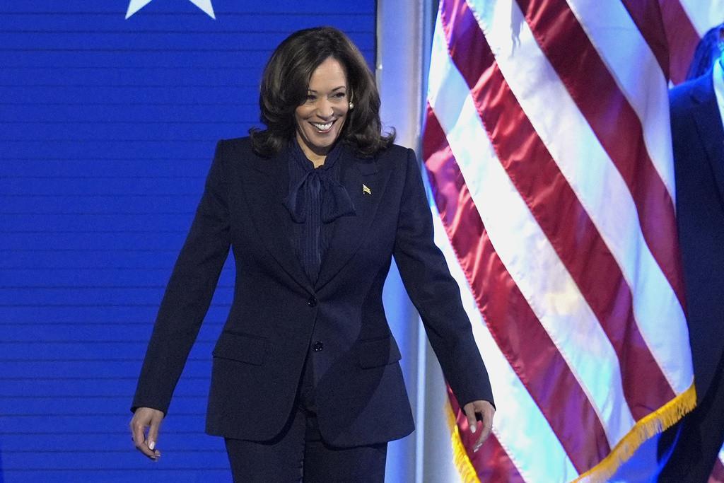 La candidata presidencial del Partido Demócrata, la vicepresidenta Kamala Harris, sale al escenario durante la Convención Nacional Demócrata, el jueves 22 de agosto de 2024, en Chicago. (AP Foto/J. Scott Applewhite)