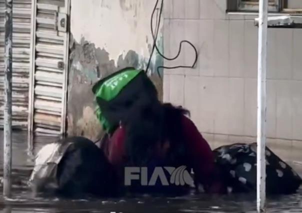 Mujer cae en aguas negras en Valle de Chalco y desata burlas en redes