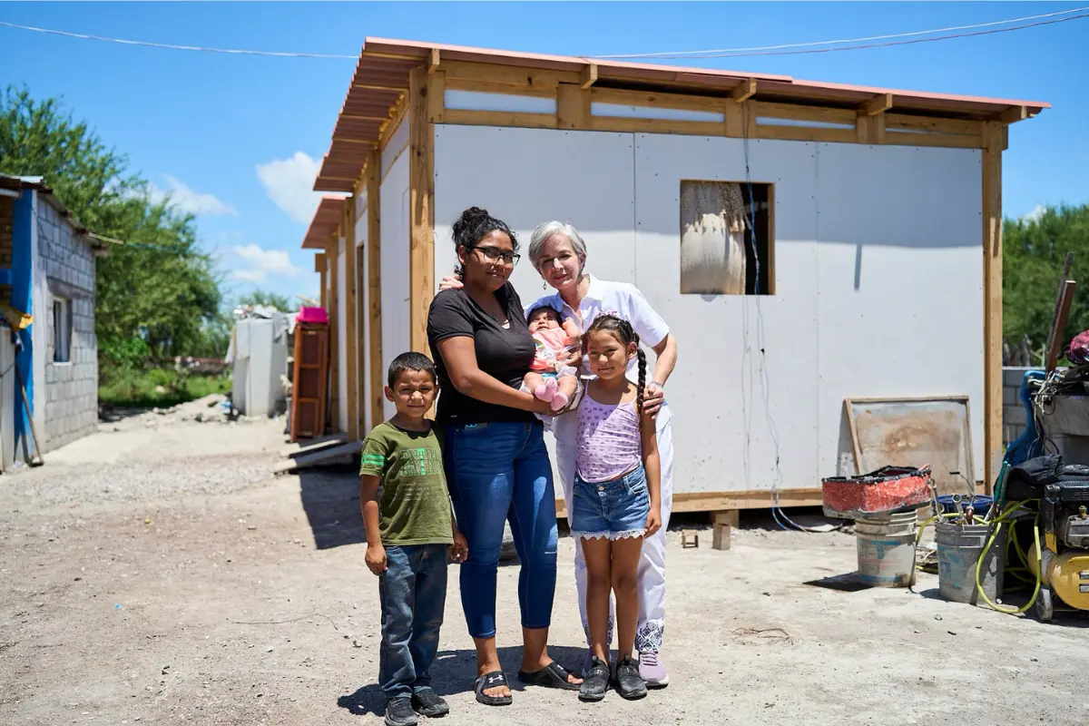 La presidenta del Sistema DIF Tamaulipas visitó a las familias beneficiarias con vivienda emergente de la organización TECHO. Foto: Agencia