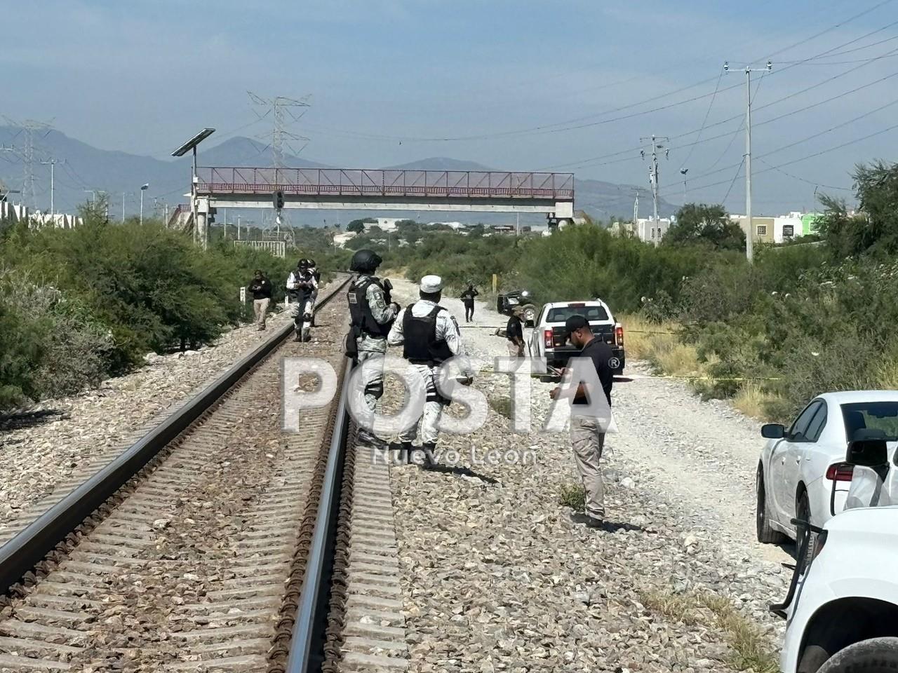 Elementos de la Guardia Nacional revisan una zona en las vías del ferrocarril en el municipio de García. Foto: Raymundo Elizalde