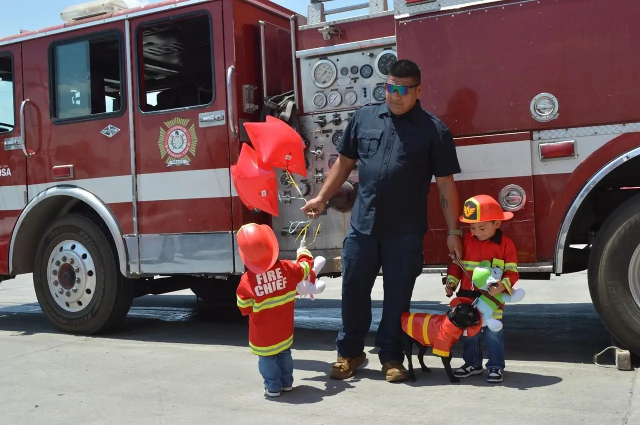 Los pequeños Martín y Carlos, entusiasmados, posaron junto a un camión de bomberos. Fotos: Inédito