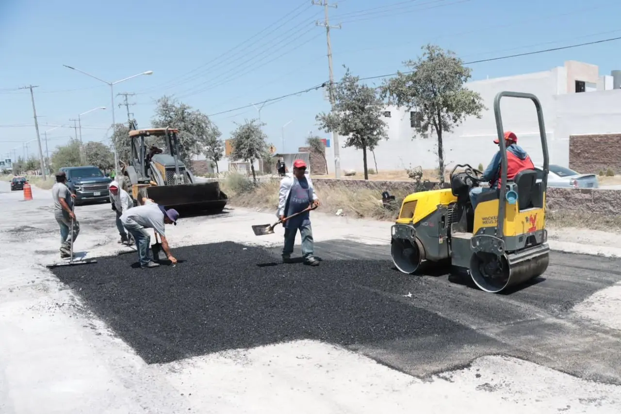 Juárez en acción: Francisco Treviño impulsa deshierbe y bacheo en colonias