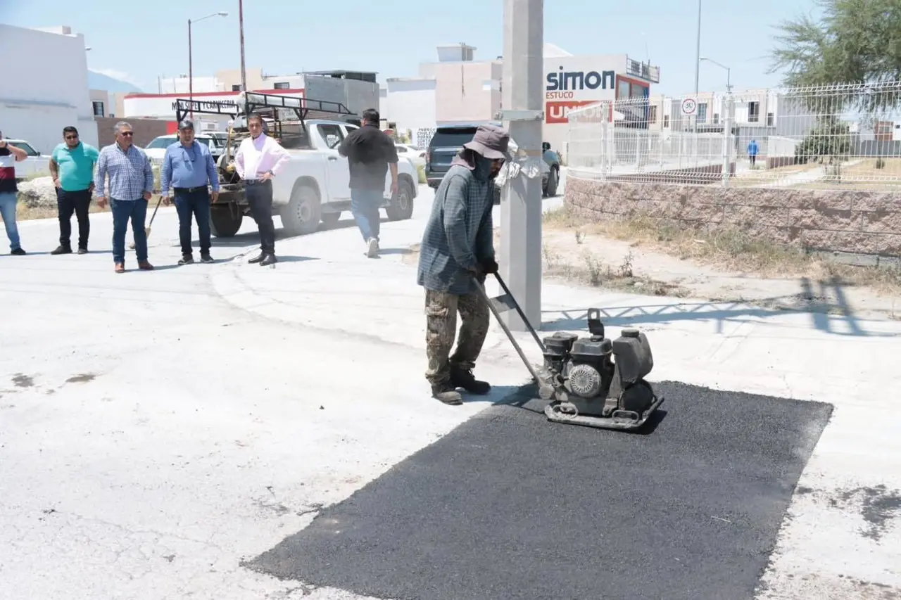Juárez en acción: Francisco Treviño impulsa deshierbe y bacheo en colonias